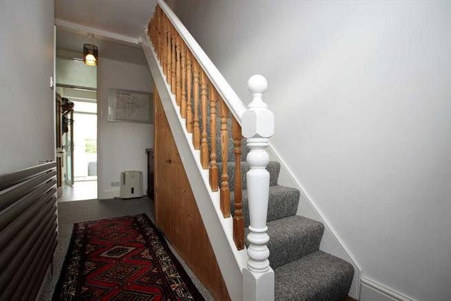 entrancehallwayleadingtokitchenandstairs.jpg
